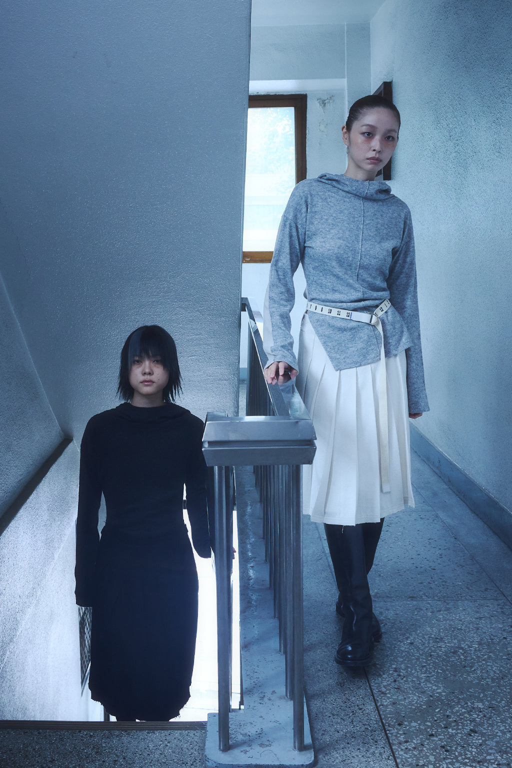 BUTTON PLEATED WRAP SKIRT / BLACK