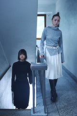 BUTTON PLEATED WRAP SKIRT / BLACK