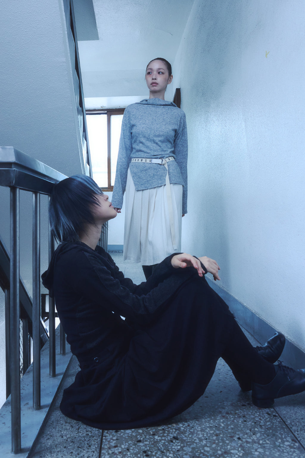BUTTON PLEATED WRAP SKIRT / BLACK