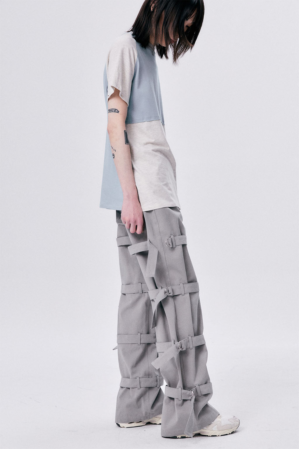 BUCKLE STRAPS PANTS / GRAY