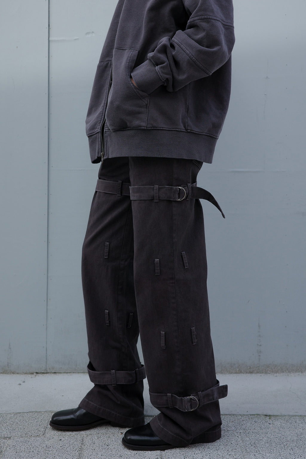 PIGMENT BUCKLE STRAPS PANTS / BROWN